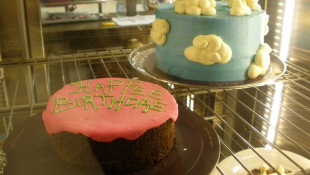 Φωτογραφία: Ένα κέικ και η τούρτα γενεθλίων που έδωσε ο Χάγκριντ στον Χάρι στη βιτρίνα