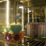 Φωτογραφία: Δύο κέικ στη βιτρίνα, τα γυαλία της Λούνα και το Φορντ Άγκλια να κρέμεται από ψηλά