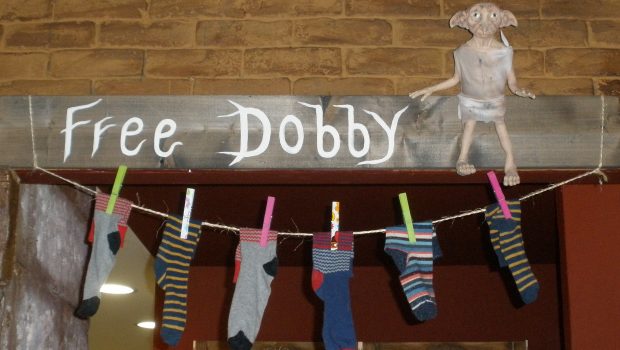 Φωτογραφία: Κρεμασμένες κάλτσες με την επιγραφή Free Dobby και τον Ντόμπι στην άκρη της επιγραφής