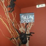 Φωτογραφία: Αράχνες και η επιγραφή Follow thw Spiders
