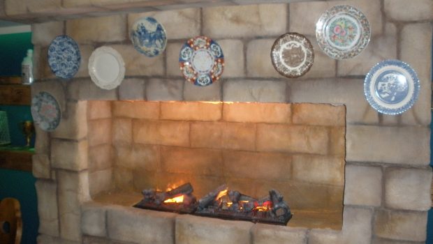Φωτογραφία: Ψεύτικο πέτρινο Τζάκι με ψεύτικη φωτιά στολισμένο με ζωγραφισμένα πιάτα