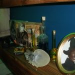 Φωτογραφία: Κορνίζα με την Μακγκόναγκλ, μπουκαλάκια με φίλτρα, το κυπαλλάκια από το οποίο ήπιε το φίλτρο ο Νταμπλντορ στη σπηλιά, μαγικά ραβδιά, εικόνα με την Ερμιόνη, εικόνα με τον Ρον