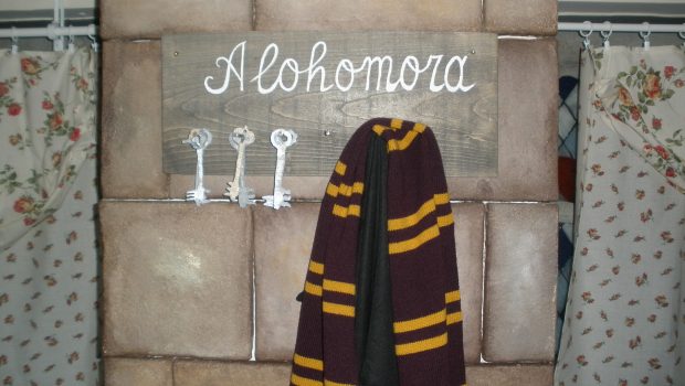 Φωτογραφία: Κρεμάστρα με κλειδιά, κασόλ, μανδύα και την επιγραφή Alohomora