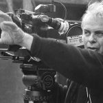 Φωτογραφία: Ο Νίκος Κούνδουρος εν ώρα δουλειάς δίνει οδηγίες δίπλα σε μια κάμερα