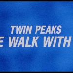 Εικόνα: Σε μπλε φόντο διαβάζουμε με κεφαλαία λευκά γράμματα TWIN PEAKS FIRE WALK WITH ME